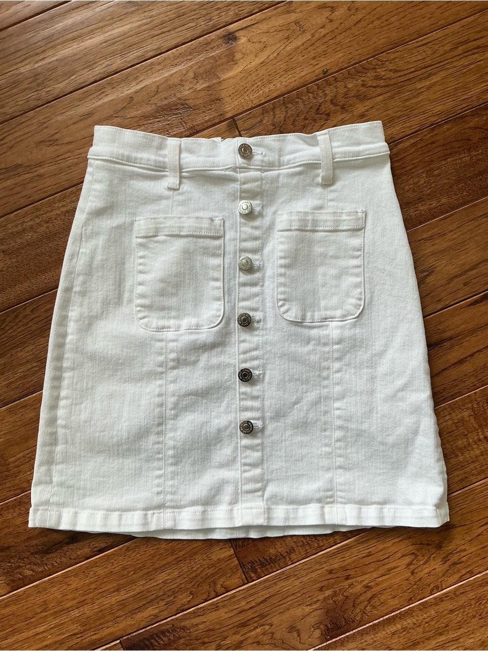 Veronica Beard White Denim Skirt, Front Buttons, Back Zipper, size 4